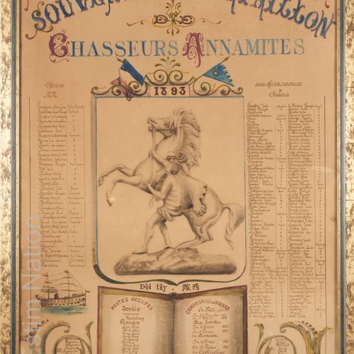 SOUVENIRS HISTORIQUES 第四届安南猎人营的纪念品。 
 
以库斯图为原型的马利马的炭笔画，在水彩画的护罩上，上面有旗帜和铁制品，印有1893&hellip;