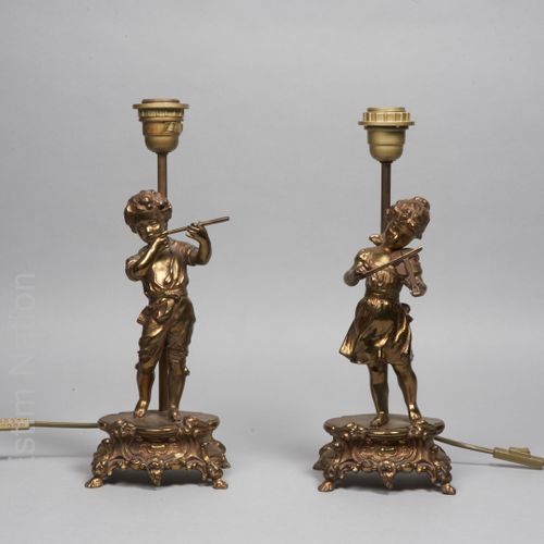 ARTS DECORATIFS Paire de lampes en métal doré, figurant un couple d'enfants musi&hellip;