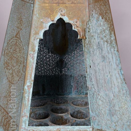 ART ISLAMIQUE EGYPTE 
 
Grande lampe de mosquée de forme hexagonale en laiton aj&hellip;