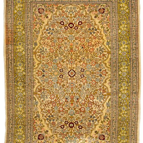 Null HEREKE SILK.

Beige central field with a floral central medallion in delica&hellip;