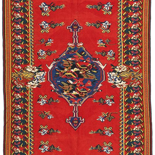 Null BIDJAR KELIM, WOOL ON SILK, old.

锈红色的场地上有一个蓝色的中央奖章。精致的花纹，有风格化的花藤。状况良好。
130&hellip;