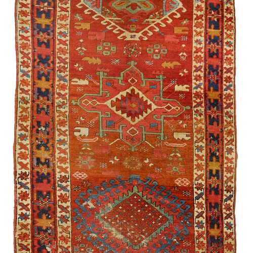 Null HERIZ SERAPI RUNNER antique.

Red central field with medallions adorned wit&hellip;