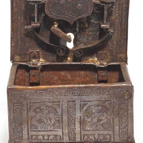 Null 小铁盒
纽伦堡，16世纪。
，铁盒上有半人形的蚀刻装饰，有建筑框架。矩形的身体，球状的脚。铰链式盖子。铁锁。1把钥匙。
9 × 7 × 6.5厘米。
&hellip;