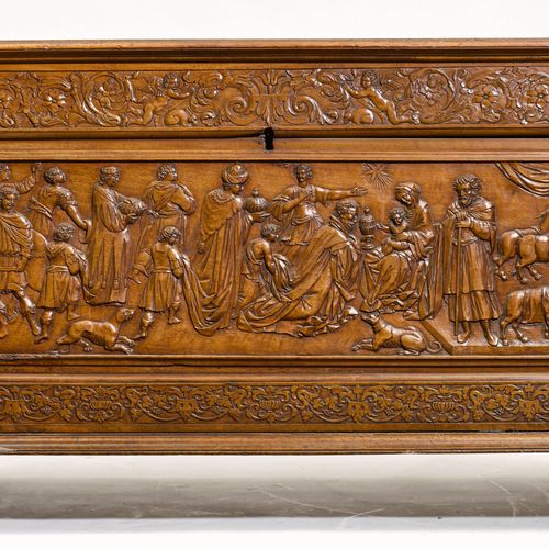 Null LARGE CARVED CHEST
France, 16th / 17th century.
Walnut, carved with foliage&hellip;