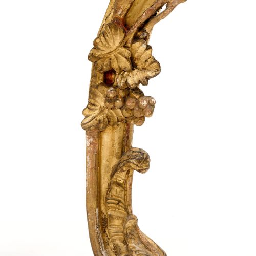 Null 大型雕刻CONSOLE
Régence，法国，18世纪初。
木质模塑，部分镂空雕刻有藤蔓、叶子、花篮和罗卡莱以及镀金。梯形，边模和三面弧形的Griot&hellip;