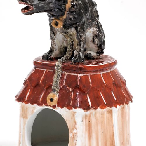 Null 带狗的狗屋模型
迈森，约1735-40。模型由J. J. Kändler制作。
这只狗有黑色斑点的皮毛，有吠叫的表情，被拴在一个狗窝上，狗窝的屋顶是铁&hellip;