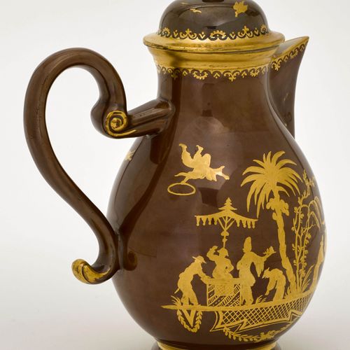 Null 咖啡壶与精美的中国金饰
迈森，约1725-28。奥格斯堡的画作可能是由Abraham Seuter创作。
在光泽的棕色背景上，在格子图案的基础上蚀刻了&hellip;