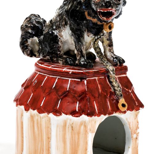 Null 带狗的狗屋模型
迈森，约1735-40。模型由J. J. Kändler制作。
这只狗有黑色斑点的皮毛，有吠叫的表情，被拴在一个狗窝上，狗窝的屋顶是铁&hellip;