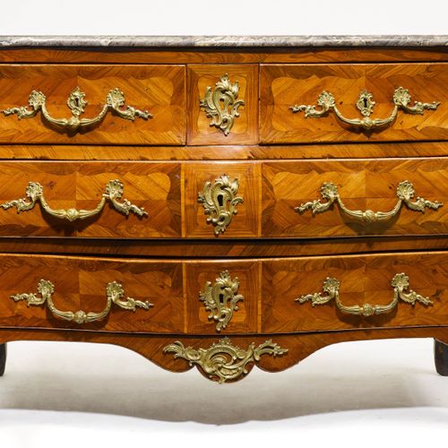 Null COMMODE "EN TOMBEAU"
Louis XV, Paris ca. 1760. Signed L. Boudin and with th&hellip;