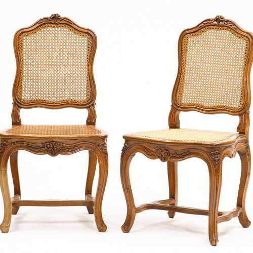 Null 一系列4把椅子
路易十五，法国，约1750年。
山毛榉模制和雕刻有花和叶花环。略带梯形的弧形座椅，位于镂空的框架上，弧形腿由H形桥连接。卡图什形的靠背&hellip;