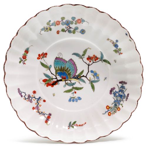 Null 带家庭装饰的盘子
迈森，约1738-40。
Godronnated形式，圆形底座有镜子。东亚风格的绘画，墙上的梅花枝和周围的树枝上有一只蝴蝶。边缘涂以&hellip;