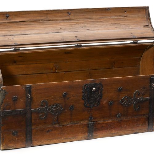 Null CHEST FOR WEAPONS
Switzerland, probably Aargau, 17th century.
Pinewood rein&hellip;