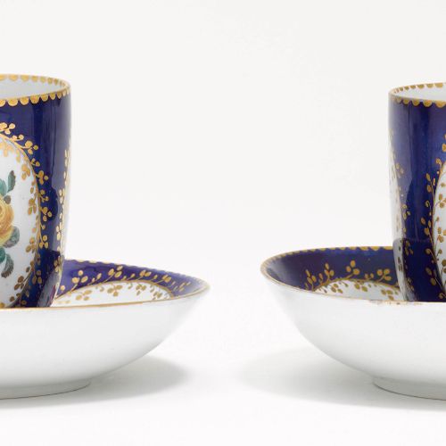 Null 一对杯和副杯
Doccia, Ginori, 约1780.
杯子的形式，有扭曲的把手。在一个钴蓝色的底座上，有玫瑰花纹和金叶装饰的椭圆形储备。毫无痕迹&hellip;