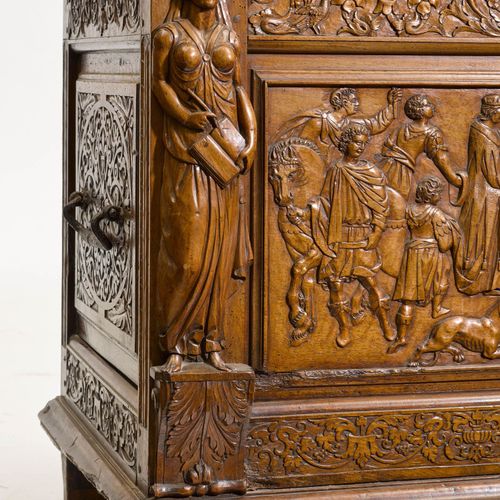 Null 大型雕刻TRUDE
法国，16/17世纪。
胡桃木雕刻着叶子和花藤，动物和天使。正面有浮雕，描绘了麦琪的崇拜，两边是雕刻的智慧和正义的寓言故事。长方形&hellip;