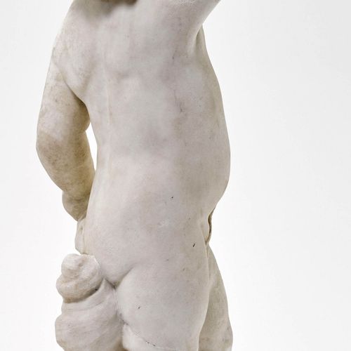 Null 大理石普陀像
18世纪中叶
白色大理石全圆形加工而成。站在水中，左臂向上伸展，拳头紧握。
，高62厘米。

表面部分严重风化，有各种修复点。