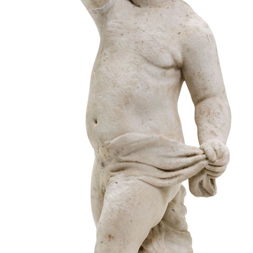 Null 大理石普陀像
18世纪中叶
白色大理石全圆形加工而成。站在水中，左臂向上伸展，拳头紧握。
，高62厘米。

表面部分严重风化，有各种修复点。