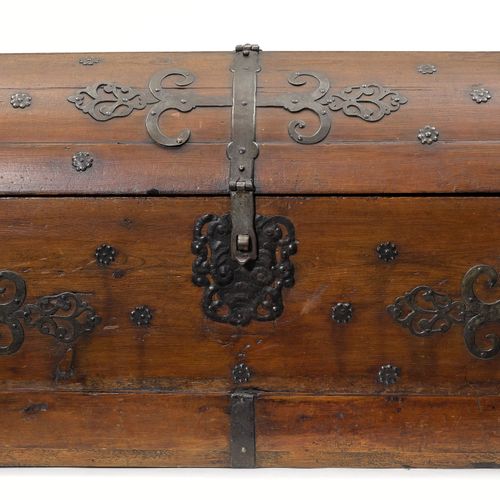 Null CHEST FOR WEAPONS
Switzerland, probably Aargau, 17th century.
Pinewood rein&hellip;