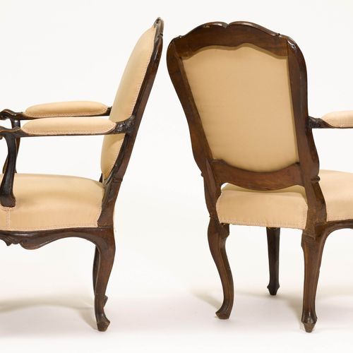 Null 一对FaUTEUILS
巴洛克风格，可能是伦巴第，18世纪下半叶。
胡桃木雕刻的玫瑰花和棕榈花，以及发霉和抛光的。梯形，弧形和软垫座椅，位于镂空的框架&hellip;