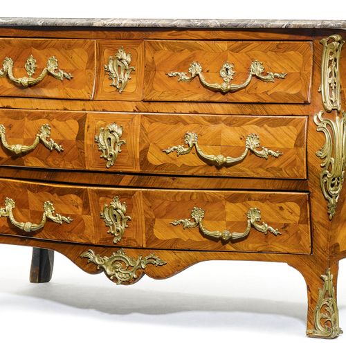 Null COMMODE "EN TOMBEAU"
路易十五，巴黎，约1760年。署名L. Boudin，有公会印章。Léonard Boudin，1761年在&hellip;