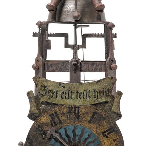 Null 带钟罩图案的小转盘钟
瑞士或德国，16/17世纪。
铁铸的。敞开式箱体的平带，四角倾斜，末端是哥特式尖顶。报时机芯和走时机芯一前一后，走时机芯带有边缘&hellip;
