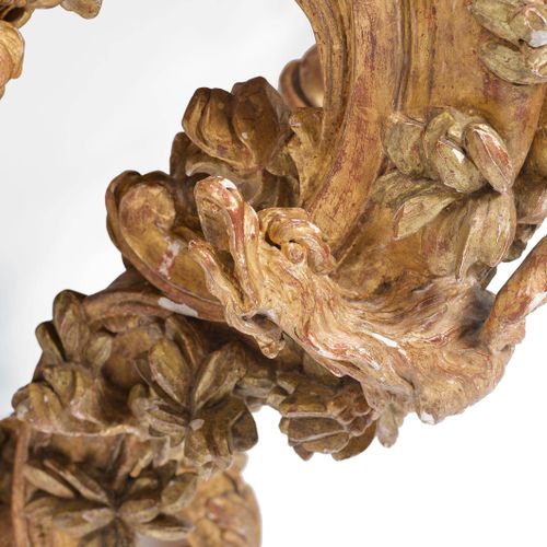 Null 重要的精细雕刻的CONSOLE "AUX DRAGONS "
Régence，法国北部或德国，约1725/30。
木头上雕刻着丰富的玫瑰花、花、叶和格&hellip;