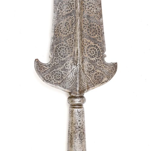 Null PARTISANE
法国或意大利，17世纪下半叶。
长而宽的刀刃渐渐变成尖头，中间有一道脊。在刀片底部的两侧，有两个小翅膀向刀尖弯曲。刃部的三分之一处&hellip;