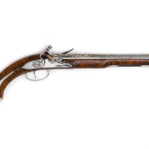 Null STEINSCHLOSSPISTOLE
南德或奥地利，约1730年，有伪土耳其的枪管，狩猎武器。
圆形枪管（长28.6厘米），口径15毫米，大马士革枪&hellip;