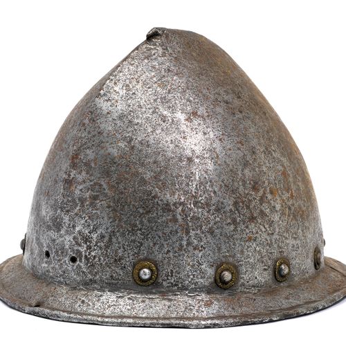 Null PIKENIERE和MUSKETIERE的珍珠头盔
17世纪初。
铁，表面有锤子的痕迹。坚固的一体式大钟，钟冠处的中央棱线有一个小的尖头延伸，原有的铜&hellip;