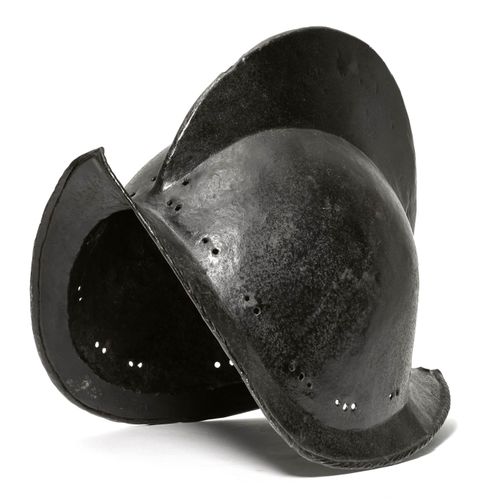 Null MORION
德国，纽伦堡，约1580年。
铁器发黑，一体式钟，有高高的徽章，凸起的帽檐，两边的尖头，纽伦堡Beschau模糊不清，带状的边框。铃铛有&hellip;