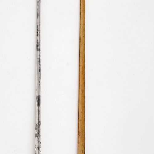 Null GALADEGEN
意大利，约1750/60，热那亚。
银质剑柄，由铸造和锻造部件组成。球形鞍座，铆钉头，握弓拧在鞍座上，末端是握柄底座，两端加厚的柱&hellip;
