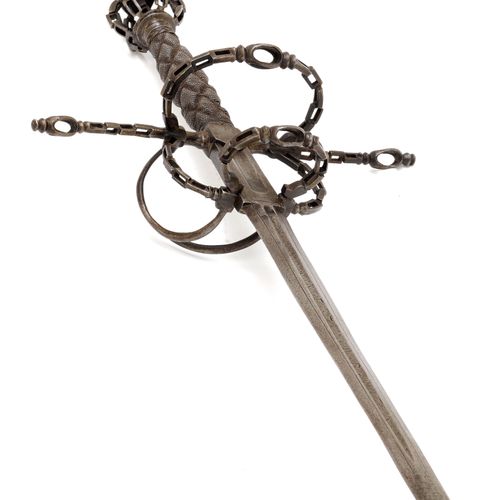 Null 骑枪
16世纪下半叶的风格，19世纪下半叶的作品。
铁制枪柄，球状鞍座由七个弓形的三个链状连接的长方形链接组成，铆钉头。支杆、支杆环、护指和驴蹄也是由&hellip;