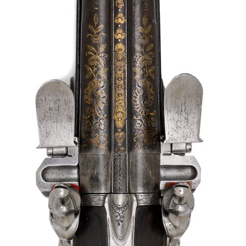Null 石锁双枪组合
法国，约1750/60。
两个并排的圆形枪管（长21.6厘米），14毫米口径，专利后膛，刻有装饰和花纹，鎏金，透镜银。锁板和鸡冠平置，雕&hellip;