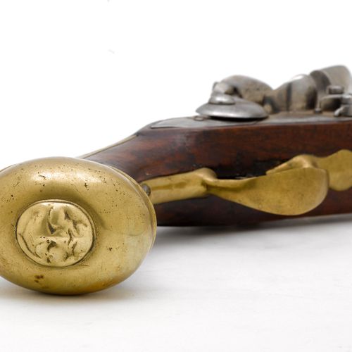 Null 无石枪
英国，约1730年，骑兵队。
圆形枪管（长35.4厘米），口径17毫米，枪膛区域边缘有塔形证明标记和证明标记，伦敦。锁板和鸡冠呈圆形。黄铜家具&hellip;