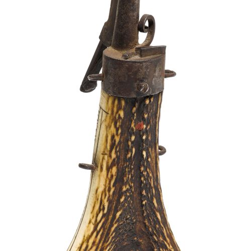Null 粉末瓶
德国或瑞士，16世纪最后四分之一。
鹿角体（鹿角叉片），两片式叉端。正面磨平并刻有图案，描绘了一对杰出的夫妻，大胡子丈夫头戴高帽，身穿连衣裙和&hellip;