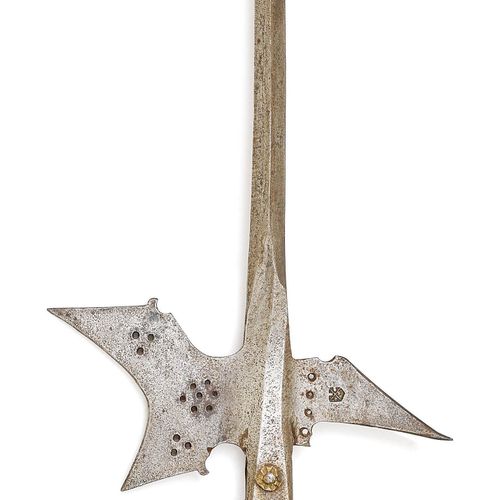 Null HALFBEARED
奥地利-斯蒂利亚，约1580年。
长方尖，月牙形的刀刃，宽颈和倾斜的凹面。刀片和喙钩上有成群的点状穿孔，标记：盾牌被对角线十字分&hellip;