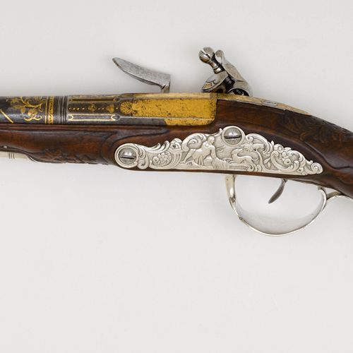 Null 无石手枪
法国，约1750/60，Joseph Lamotte，圣艾蒂安。
圆形枪管(长16厘米)，14毫米口径，枪膛为半八角形，藤蔓和装饰品雕刻和镀&hellip;