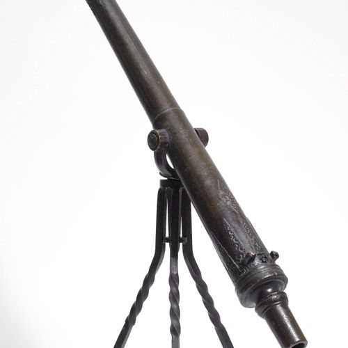 Null CANNON RIFLE "LANTAKA"
马来西亚，1800年左右，船舶和堡垒枪。
青铜铸造，枪口部位像圆盘一样加宽，有装饰珠，口径30毫米，前瞄&hellip;