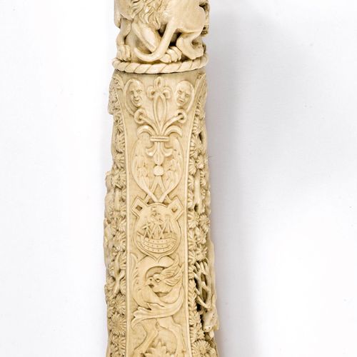 Null PRUNKHORN
法国，迪耶普，19世纪第三季度
象牙雕刻，装饰：漏斗区--顶部，英国皇家纹章，由带有 "HONI SOIT...MAL Y PEN&hellip;