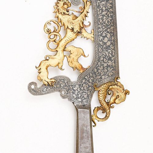 Null PRUNKGLEFE
16世纪上半叶的风格，19世纪的历史主义。
长的双刃刀，中间弯曲如鸟嘴，下三分之一有直角的装饰脊柱，底部有类似的延伸。整个表面都&hellip;