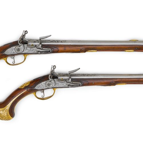Null STEINSCHLOSSPISTOLENPAAR
南德或奥地利，约1730/40。
圆形枪管（长34.3厘米），口径15毫米，枪膛内有切割装饰：穿着古&hellip;