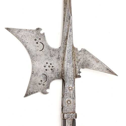 Null HALFBEARED
奥地利-斯蒂利亚，约1580年。
长方尖，月牙形的刀刃，宽颈和倾斜的凹面。刀片和喙钩上有成群的点状穿孔，标记：圆形区域被条状物分&hellip;