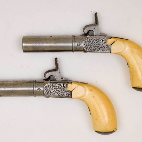 Null PERCUSSION POCKET PISTOL PAIR
比利时，大约1850年。
，不可拧的圆形枪管（长6.2厘米），口径17毫米，盒式锁，可伸缩&hellip;