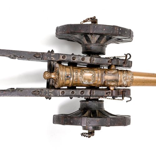 Null MODELLGESCHÜTZ
德国或瑞士，日期为1682年。
青铜枪管（长42厘米），口径。18毫米，枪口有加固环，两条带花纹和刺绣的装饰带，在中心带&hellip;