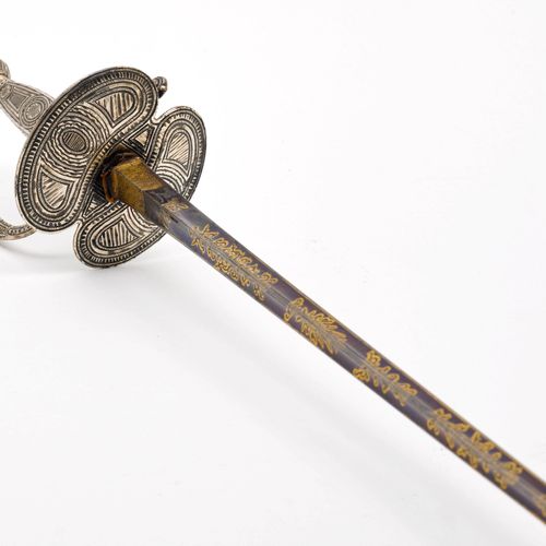 Null GALADEGEN
法国，巴黎1798-1809，领事馆/帝国。
银质剑柄，由铸造和锻造的部件组成，控制标志是巴黎。橄榄形的鞍座，铆钉头，握弓结束于握&hellip;