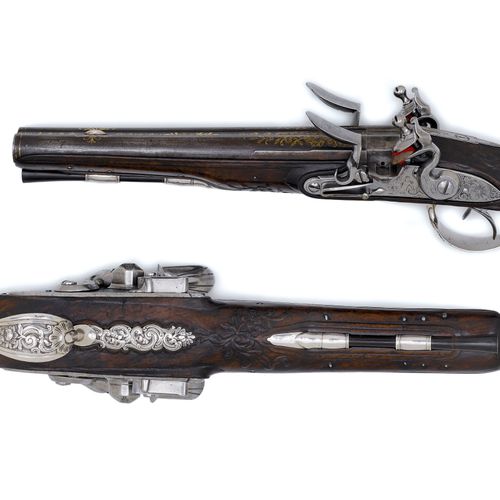 Null 石锁双枪组合
法国，约1750/60。
两个并排的圆形枪管（长21.6厘米），14毫米口径，专利后膛，刻有装饰和花纹，鎏金，透镜银。锁板和鸡冠平置，雕&hellip;