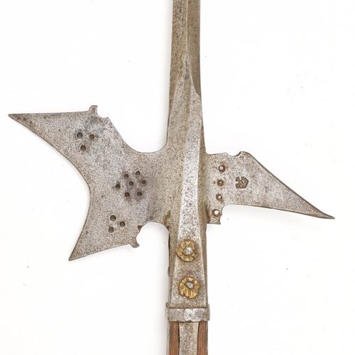 Null HALFBEARED
奥地利-斯蒂利亚，约1580年。
长方尖，月牙形的刀刃，宽颈和倾斜的凹面。刀片和喙钩上有成群的点状穿孔，标记：盾牌被对角线十字分&hellip;