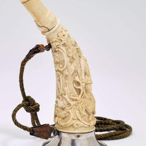 Null HUNTING HORN
German, ca. 1860.
Carved ivory decorated with: a hunter with a&hellip;