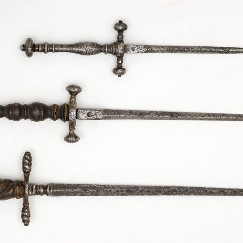Null 

- 匕首，意大利/威尼斯，17世纪下半叶，所谓的炮兵的centoventi。铁制剑柄，橄榄形扭曲的剑柄，短扭曲的剑鞘。木质握把，有螺旋形凹槽。刀片&hellip;