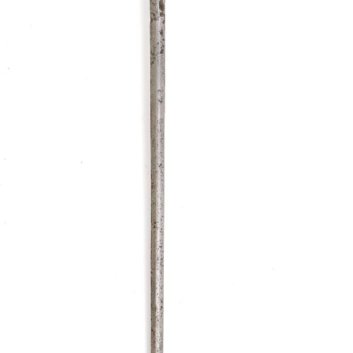 Null BELL DECK
德国，17世纪下半叶的风格，19世纪的作品。
铁柄，梅花形鞍座，8个凹槽，切割叶状装饰，平头铆钉。敞开式握弓开口成一个长长的、扭曲&hellip;