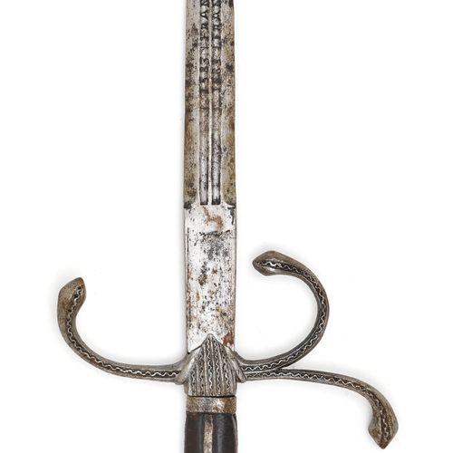 Null DEGEN
意大利或德国 约1630年。
铁制剑柄，大而长的橄榄形剑柄两边都是尖的，垂直的装饰槽，部分有线条或圆点。Quillons的手臂向鞍座和枪尖&hellip;